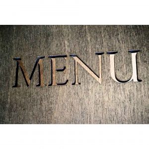 Menu en bois avec logo fraisé